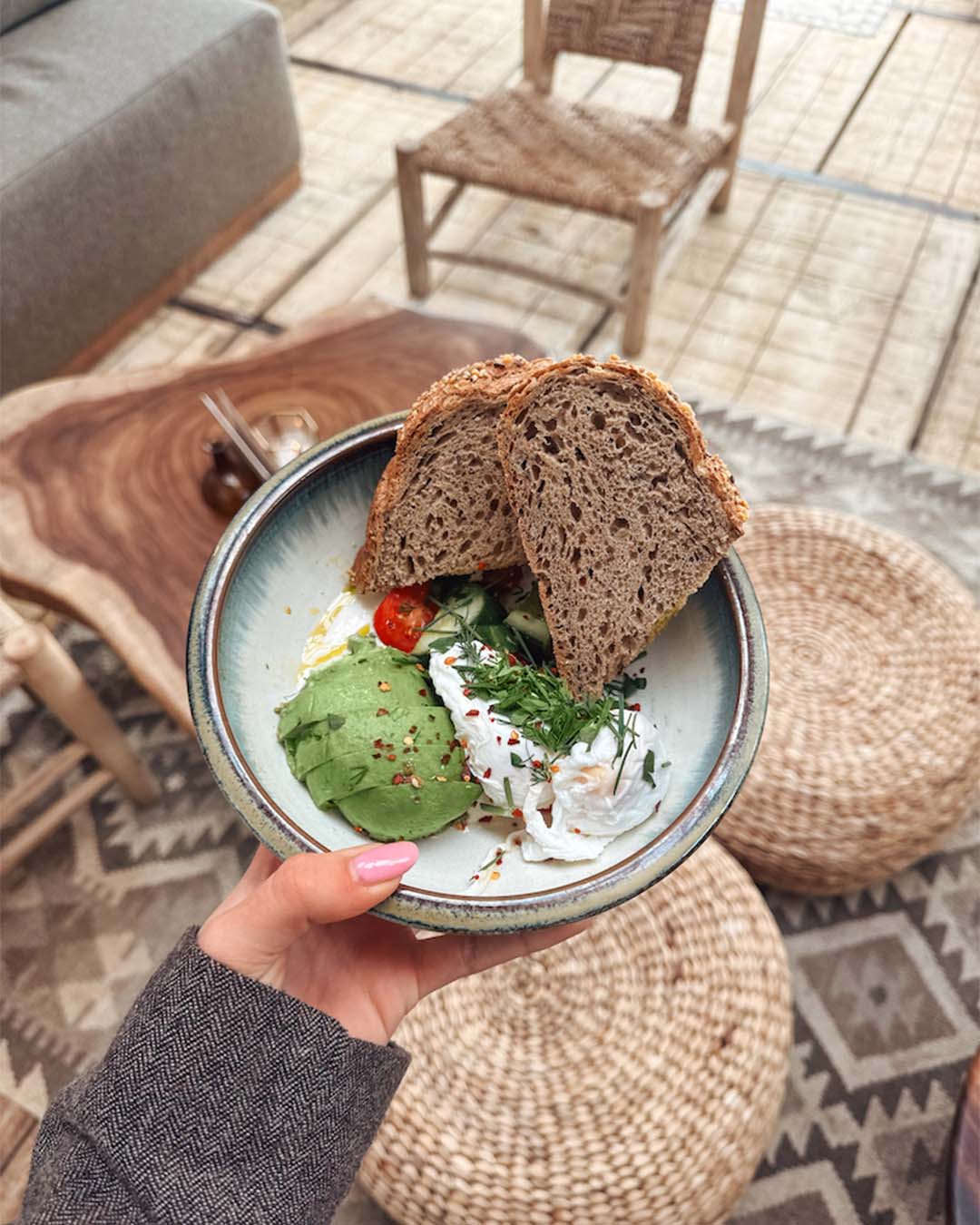 Ontbijtgerecht met avocado en poached eggs