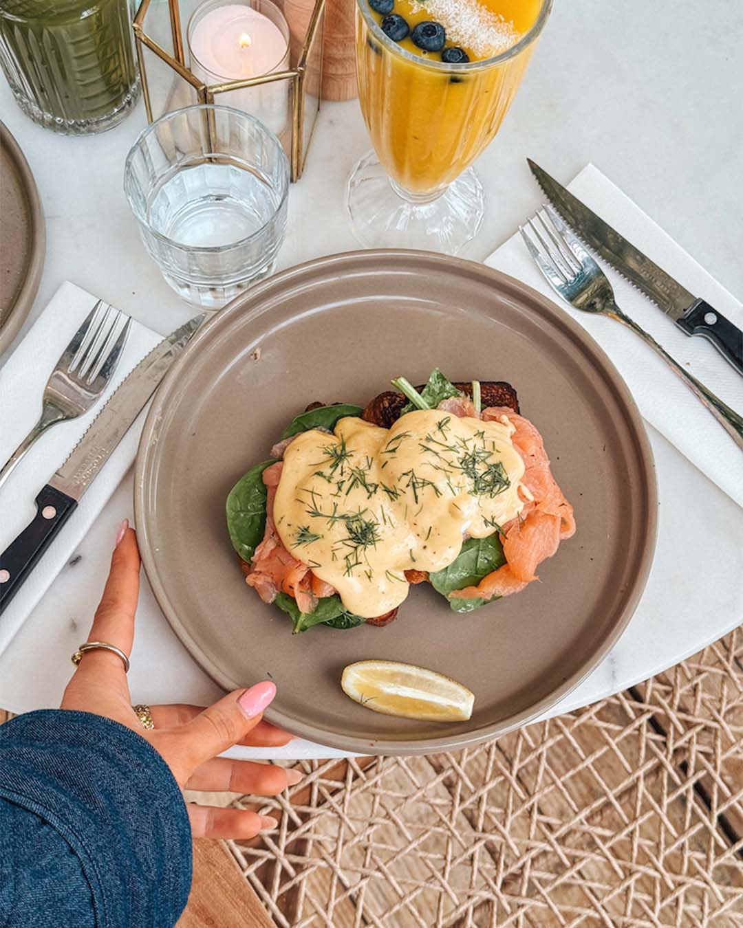 Ontbijtgerecht met poached eggs, spinazie, zalm en Hollandaise