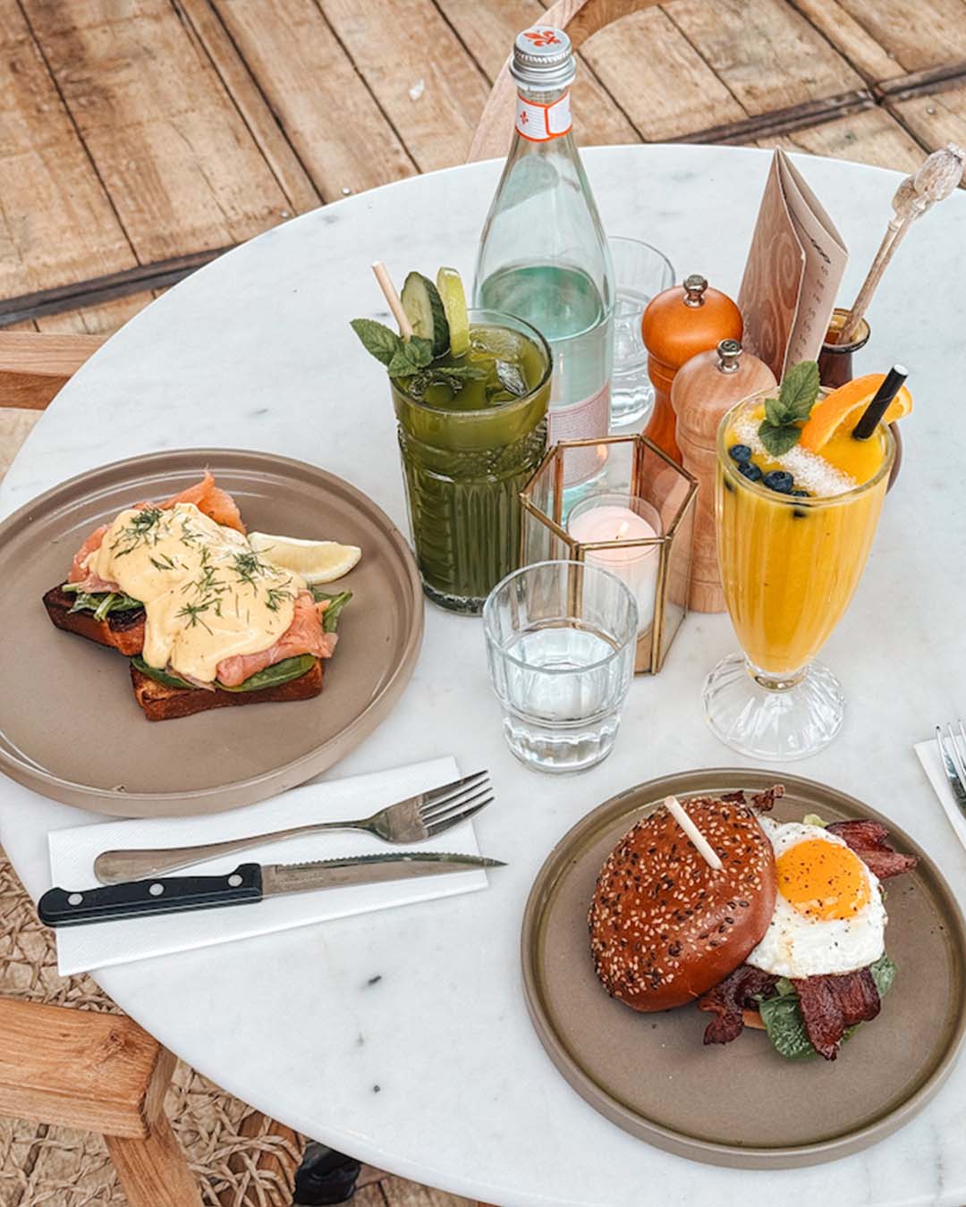 Tafel met ontbijtgerechten en verse sapjes
