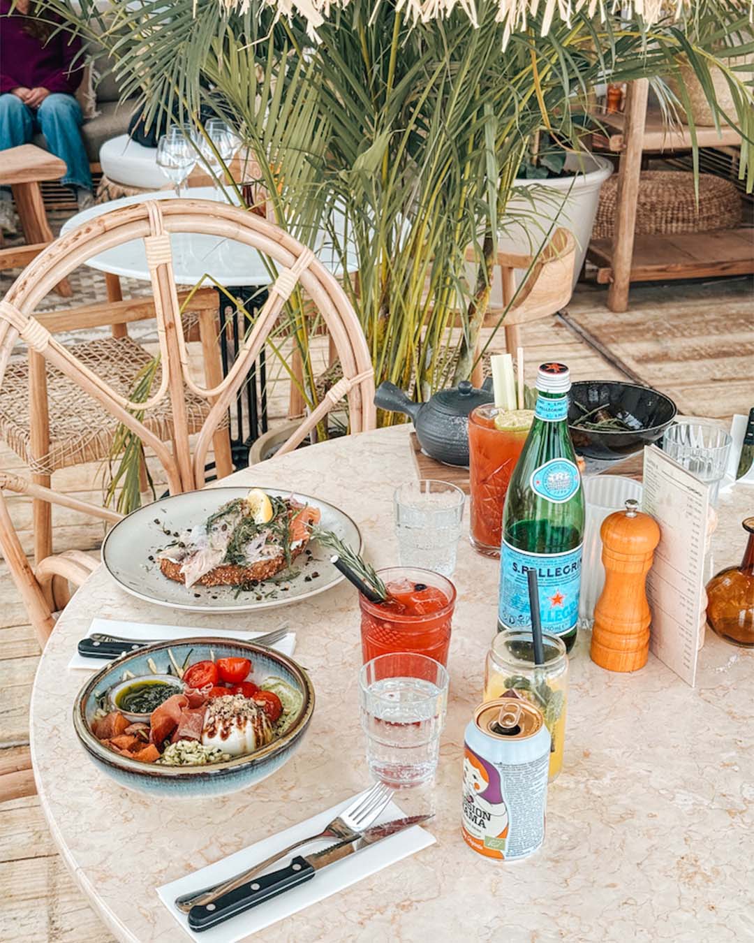 Tafel met lunchgerechten en verse homemade lemonades
