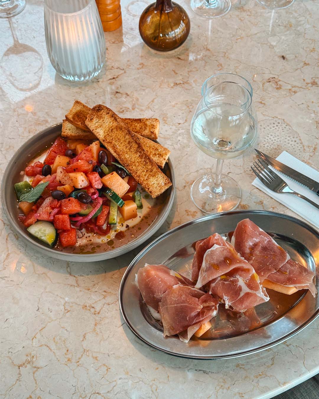 Dinergerecht Griekse salade met meloen en meloen met ham