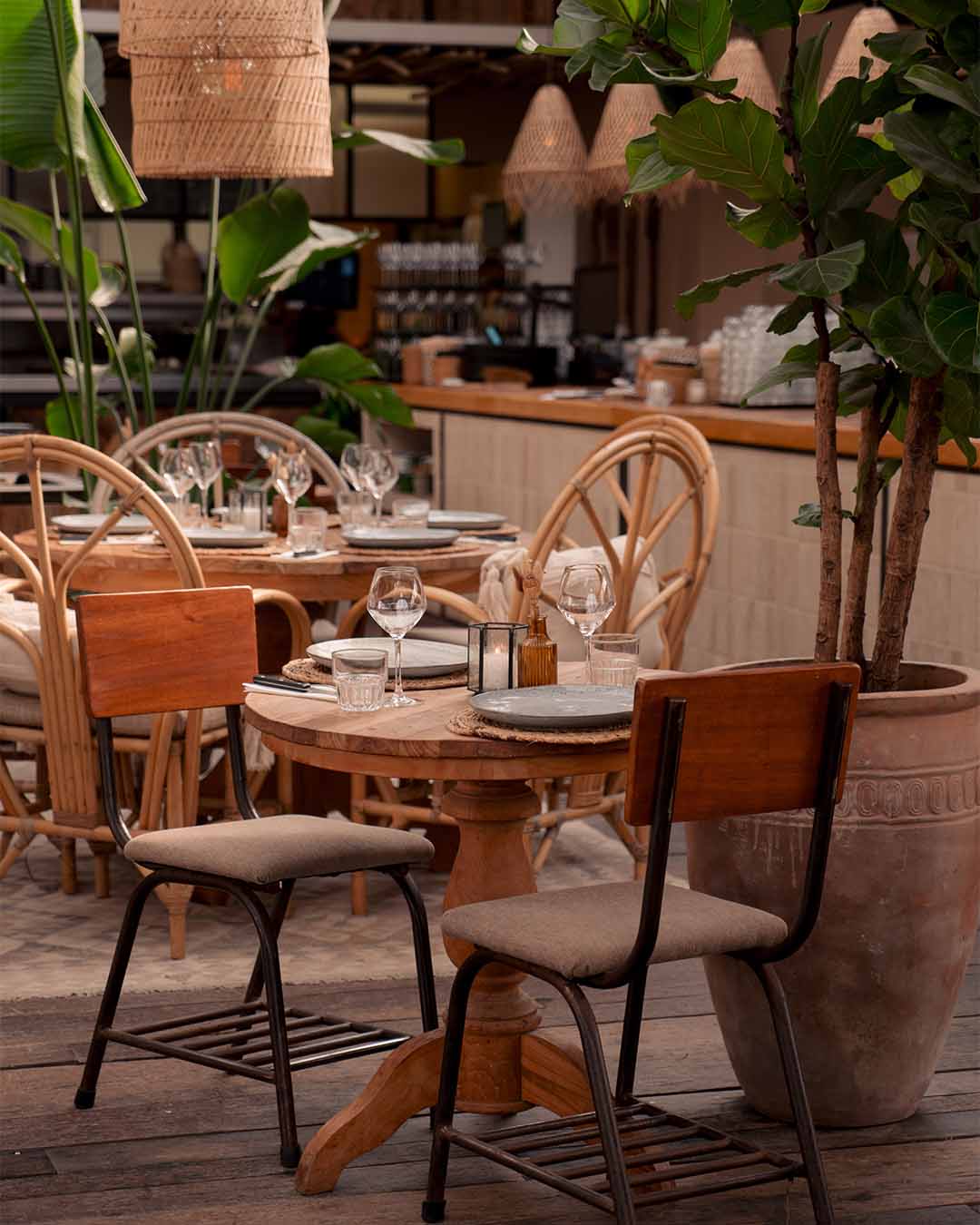 Ingedekte tafel voor de bar in het restaurant bij Witsand Noordwijk