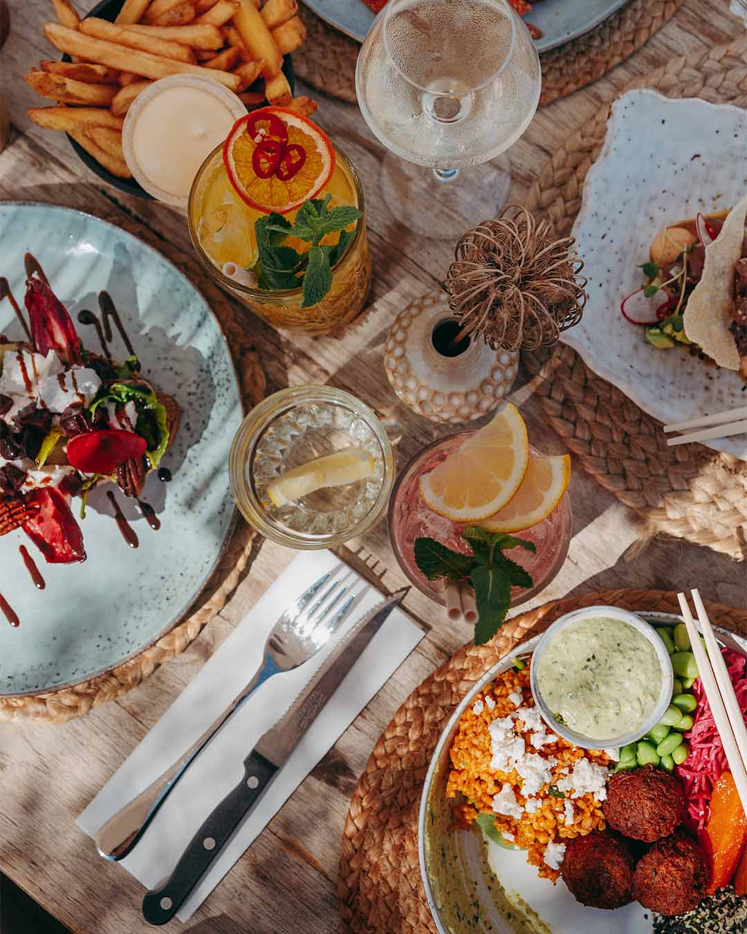 Bovenaanzicht tafel Witsand met lunchgerechten en homemade lemonades