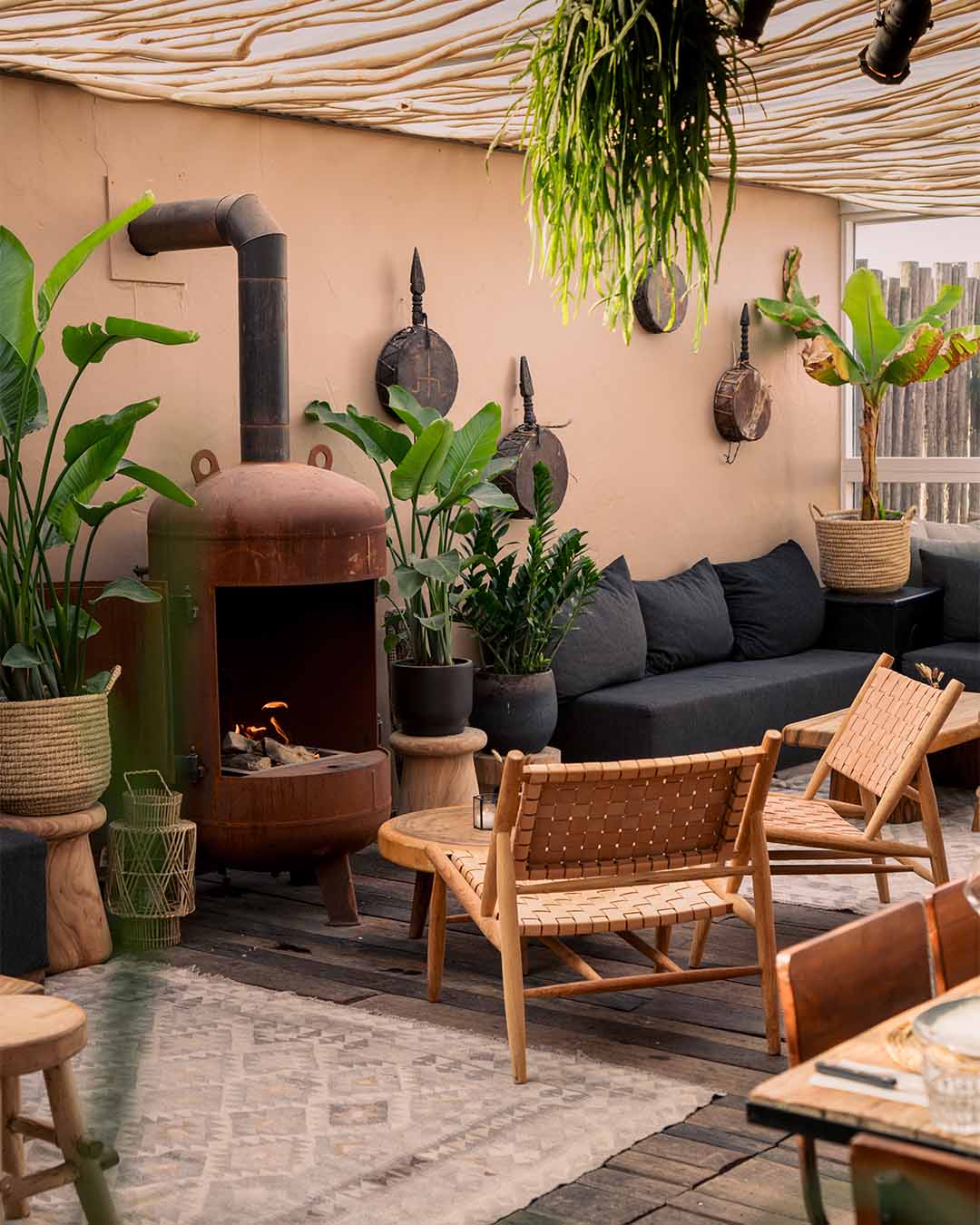 Loungehoek bij de haard bij Witsand Noordwijk