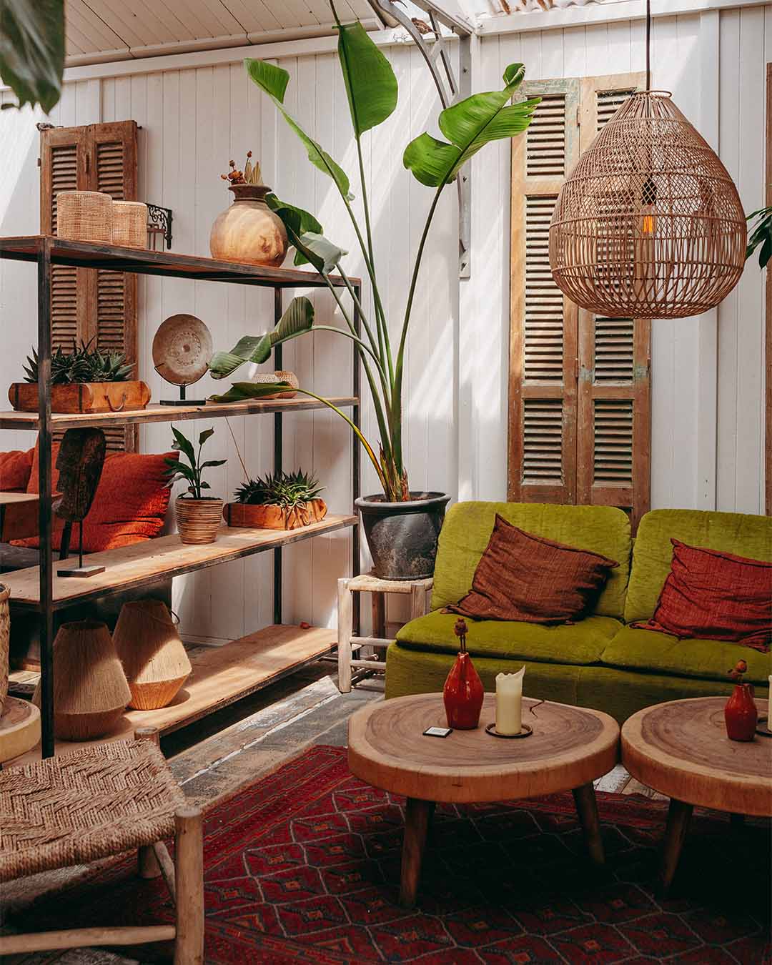 Loungehoek bij kast met decoraties en lage tafels