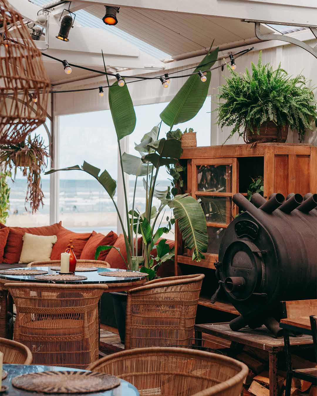 Ingedekte tafel bij haardvuur van Ubuntu