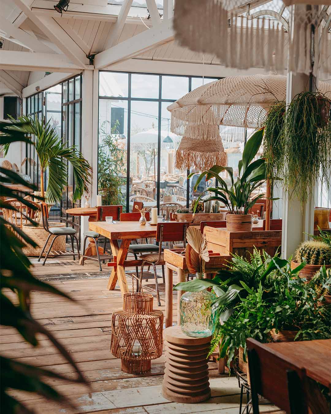 Ingedekte tafels in het restaurant van Tulum met veel groene planten