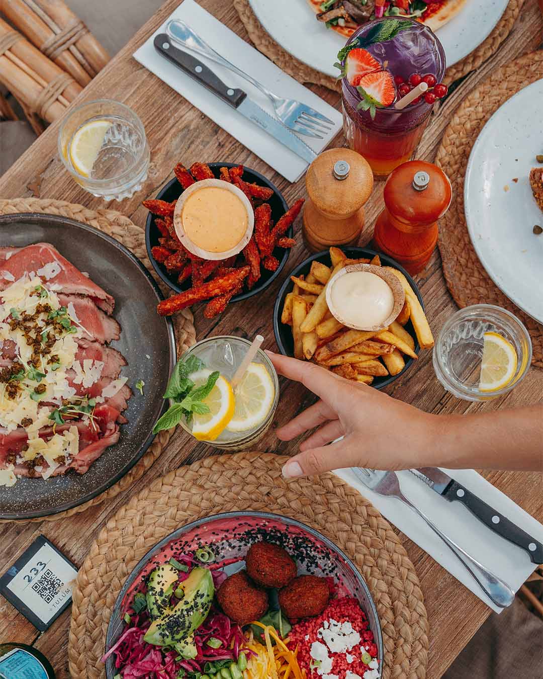 Bovenaanzicht tafel Tulum met lunchgerechten en homemade lemonades