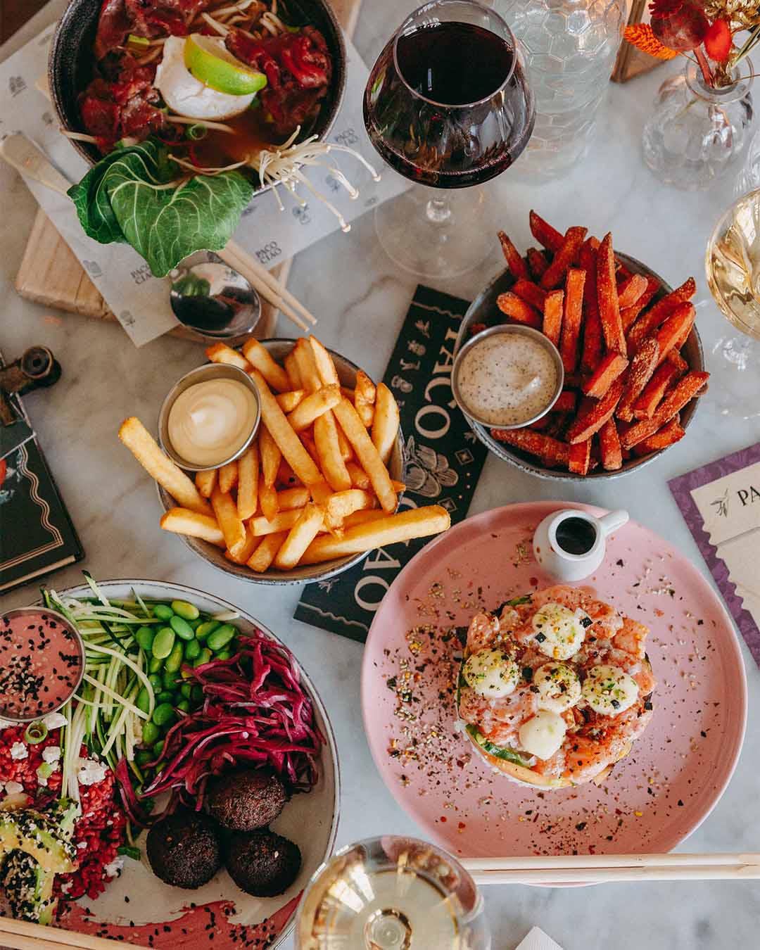 Bovenaanzicht tafel Paco Ciao met lunchgerechten en homemade lemonades