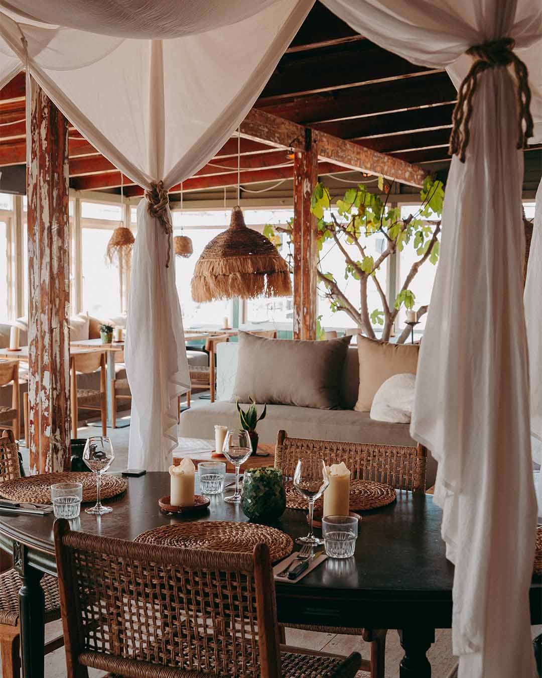 Loungehoek bij Kayuca met gordijnen