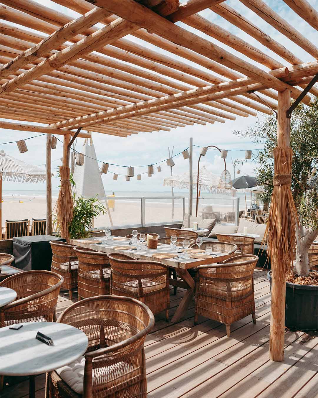 Ingedekte tafel buiten bij Branding met de zee op de achtergrond