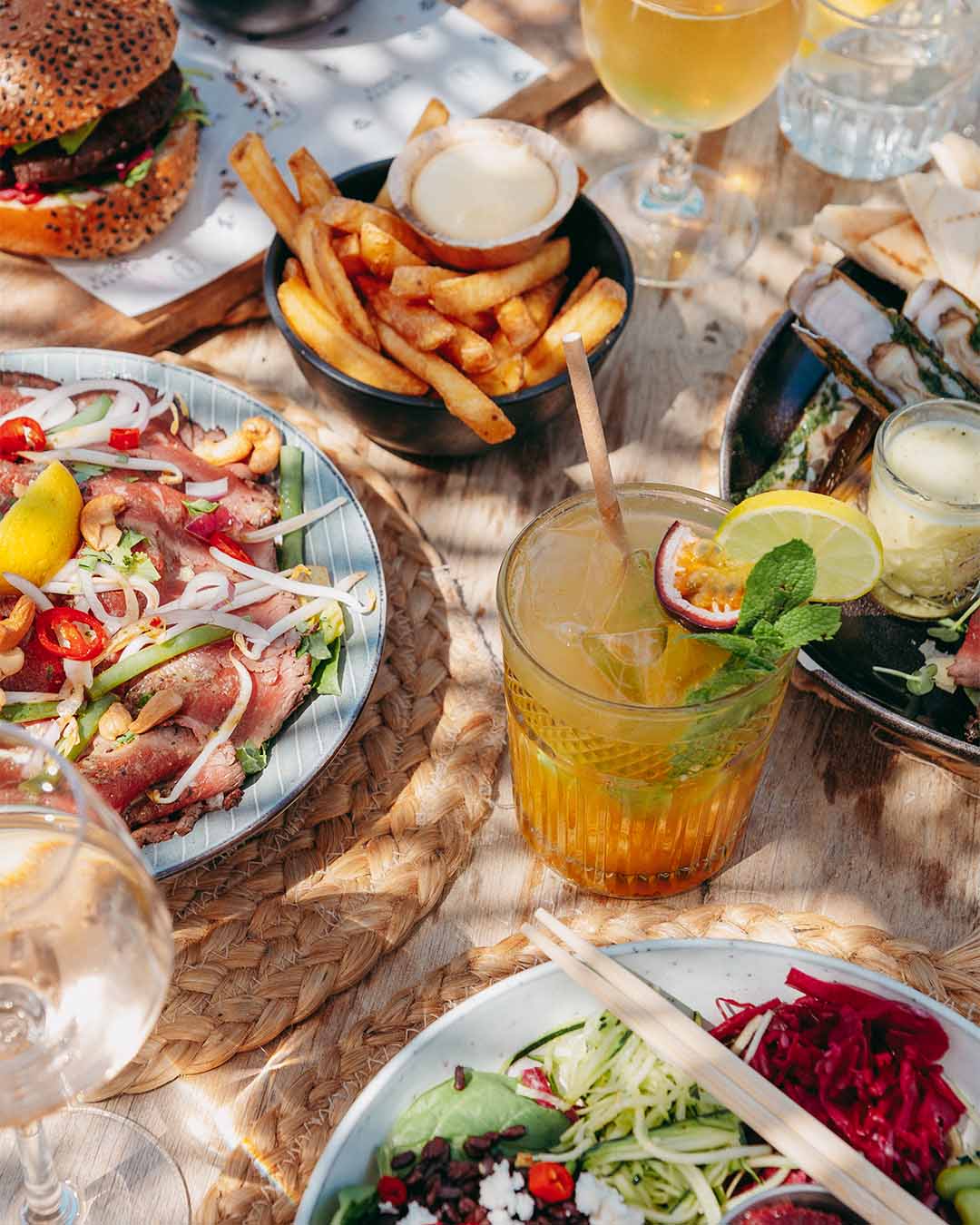Bovenaanzicht lunch op tafel met homemade lemonades bij Branding