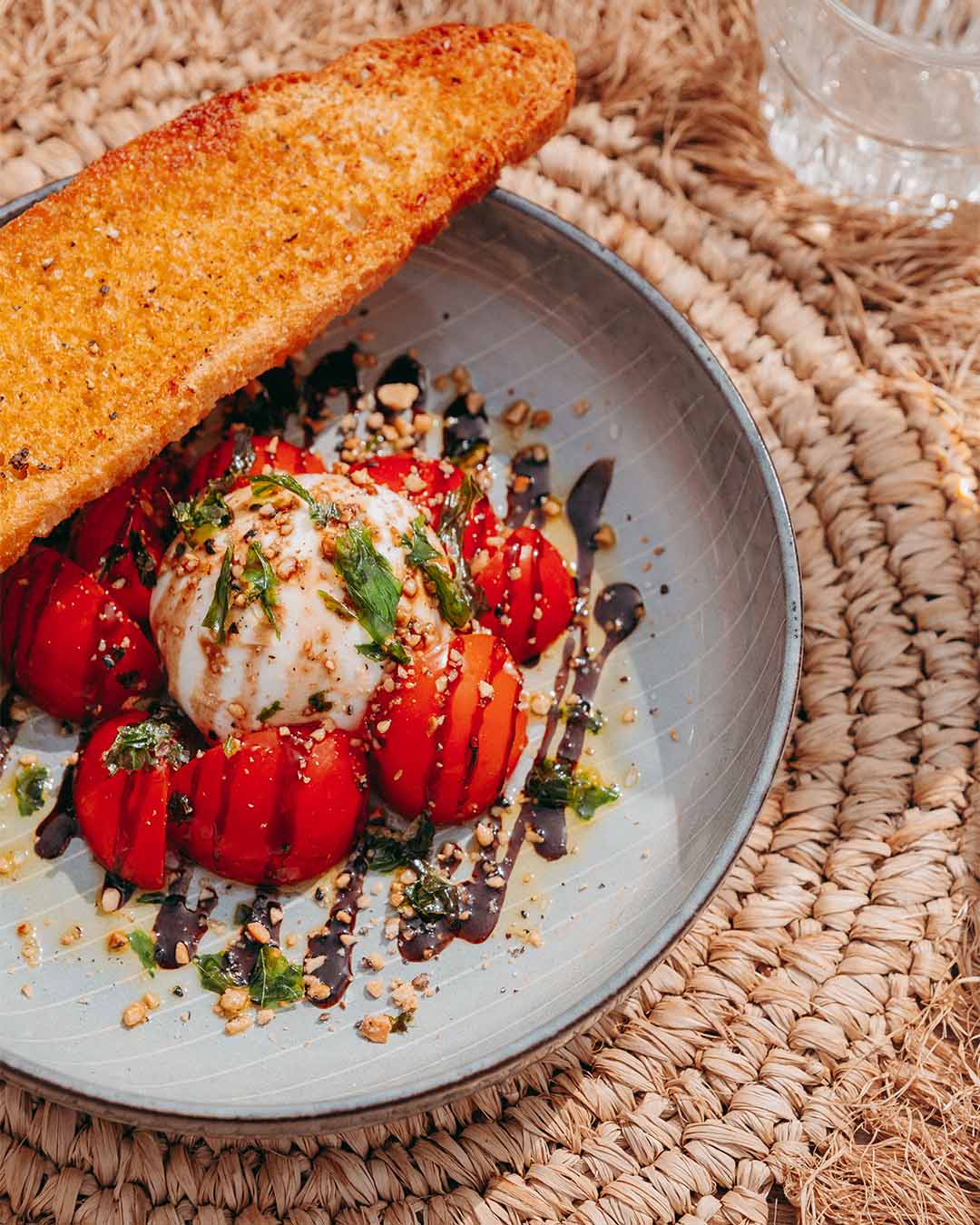 Bovenaanzicht burrata met crouton en tomaten