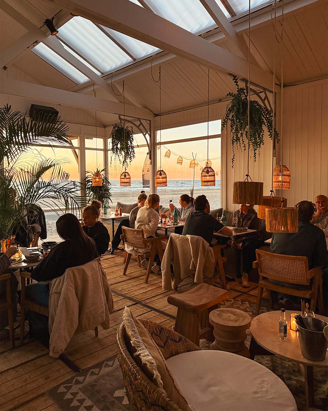 Vol restaurant met ondergaande zon