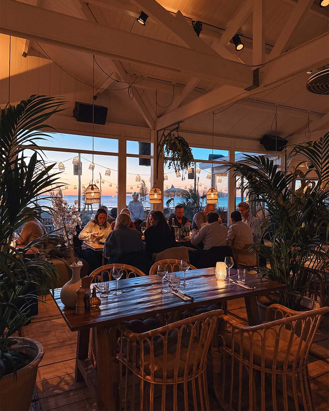 Vol restaurant met ondergaande zon