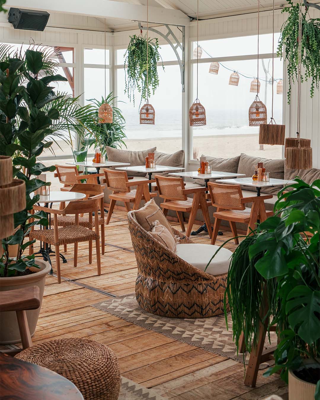 Interieurshot loungehoek met meubels van Ibiza Outdoor met veel planten