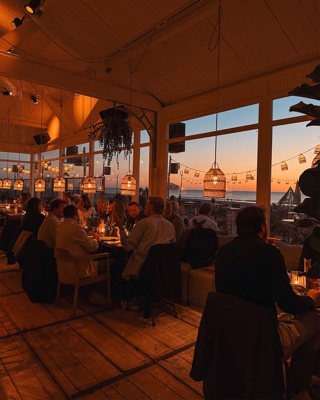 Vol restaurant met ondergaande zon