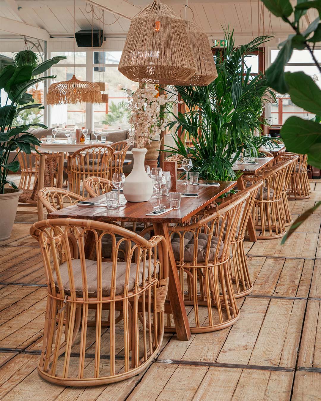 Interieurshot loungehoek met meubels van Ibiza Outdoor met veel planten