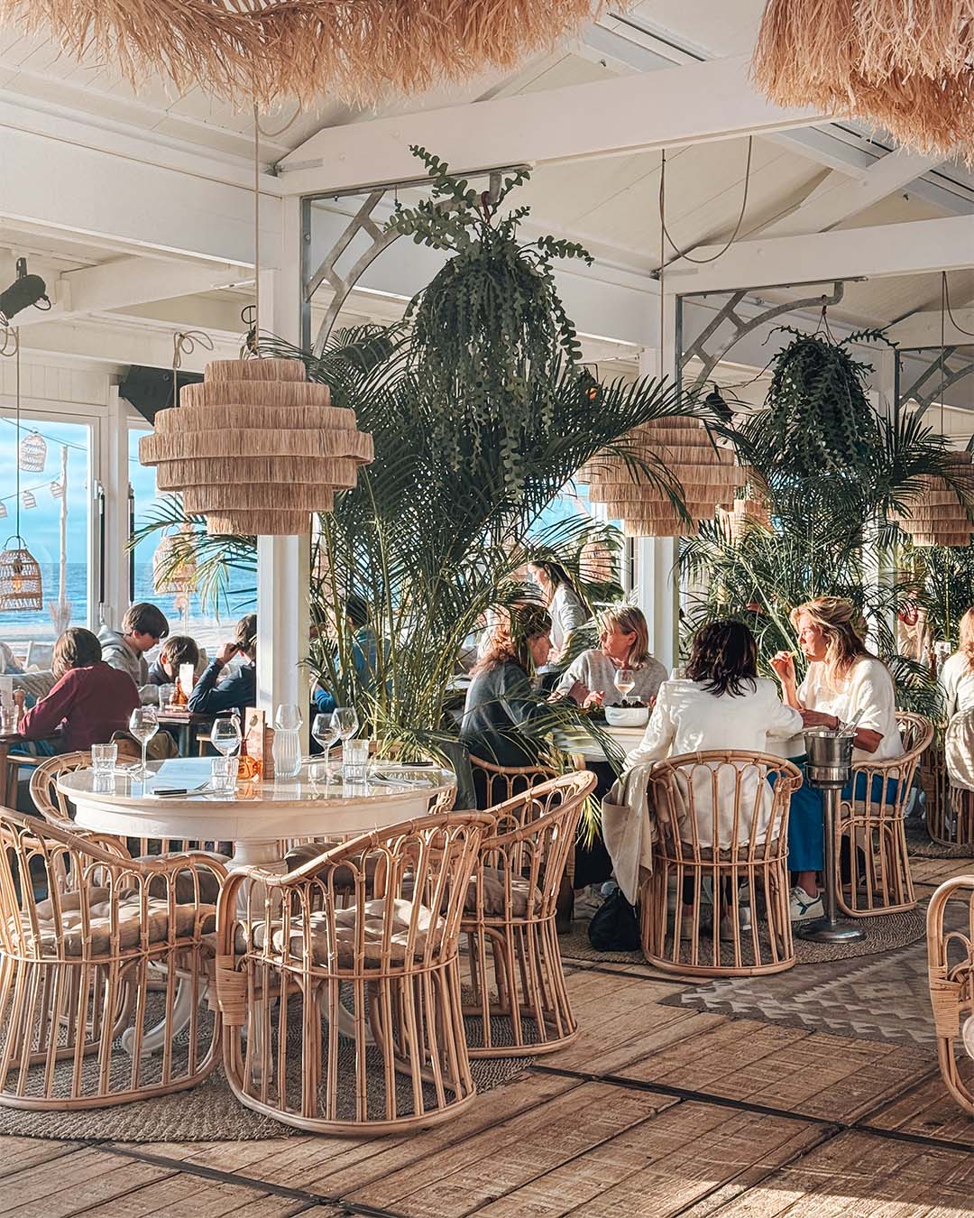Groep aan tafel binnen tijdens diner