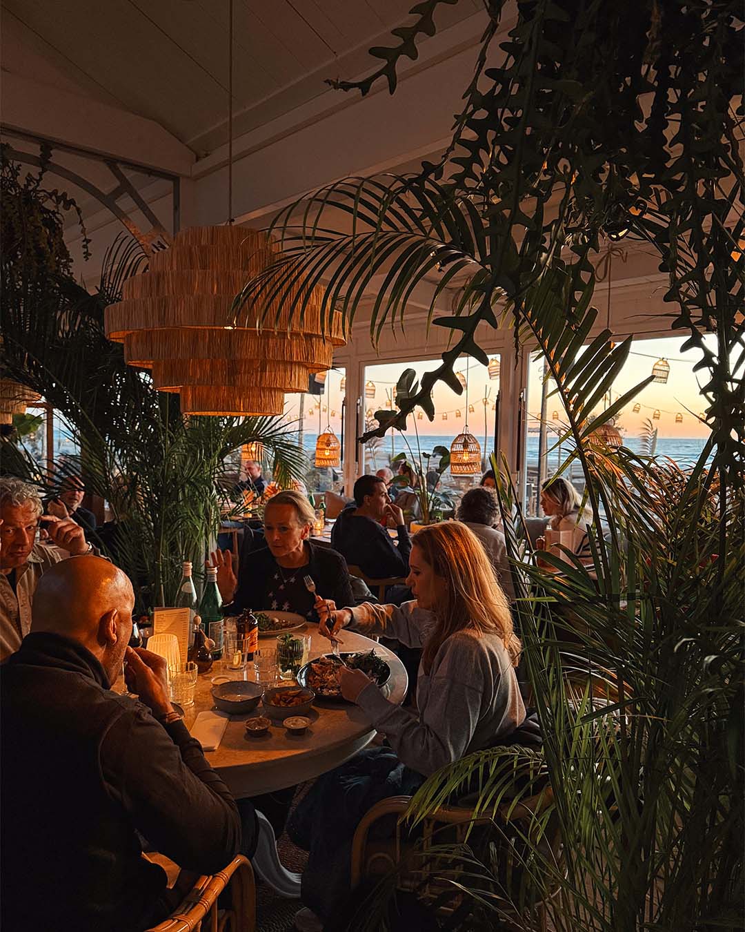 Vol restaurant met ondergaande zon