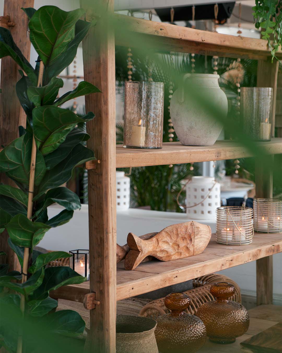 Teakhouten kast met accessoires