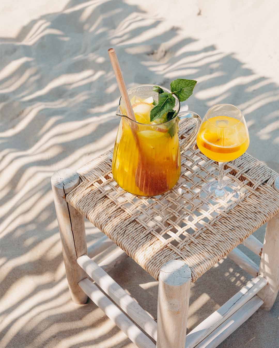 Krukje in het zand met homemade sangria