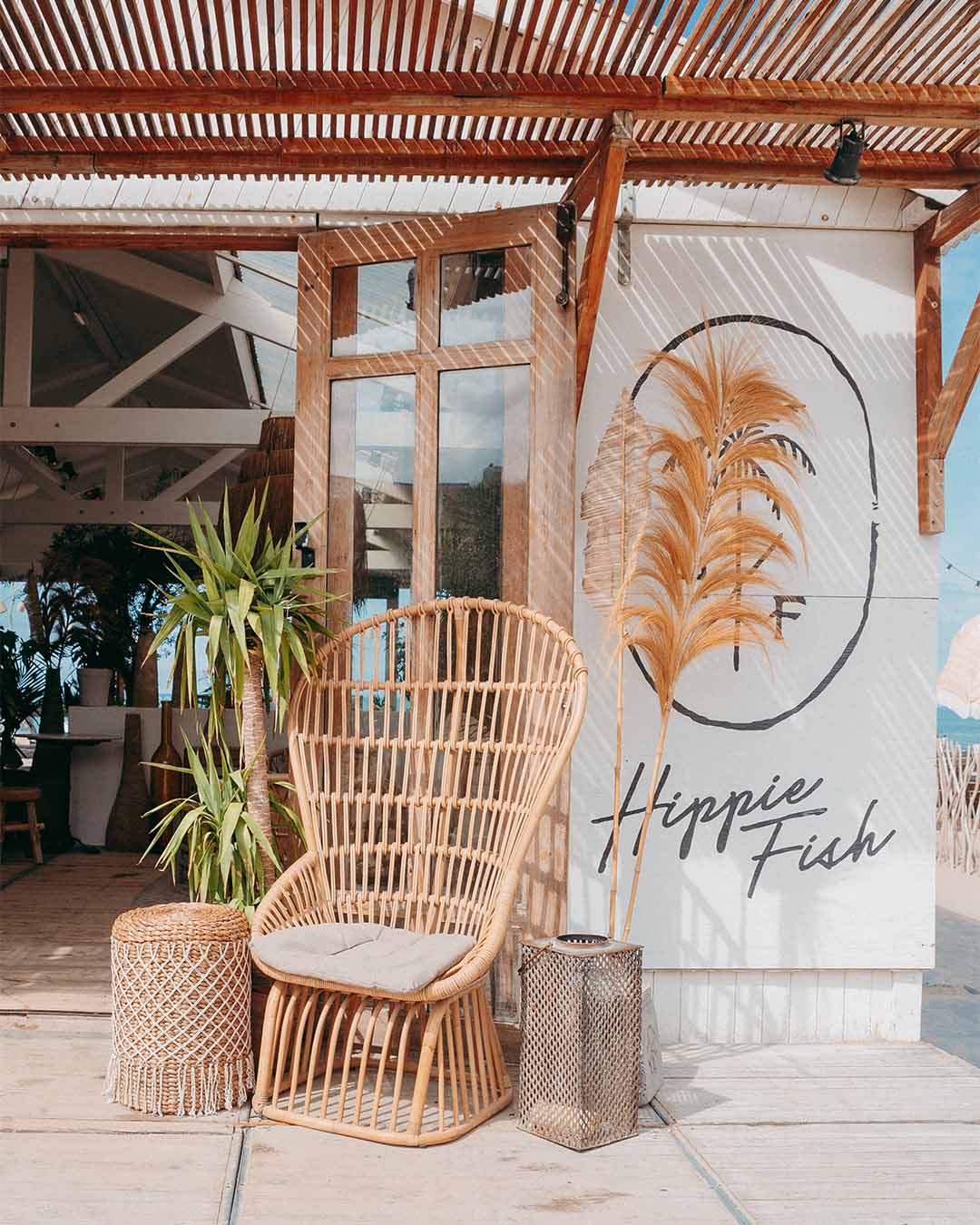 Entree Hippie Fish met logo en rotan stoel met accessoires
