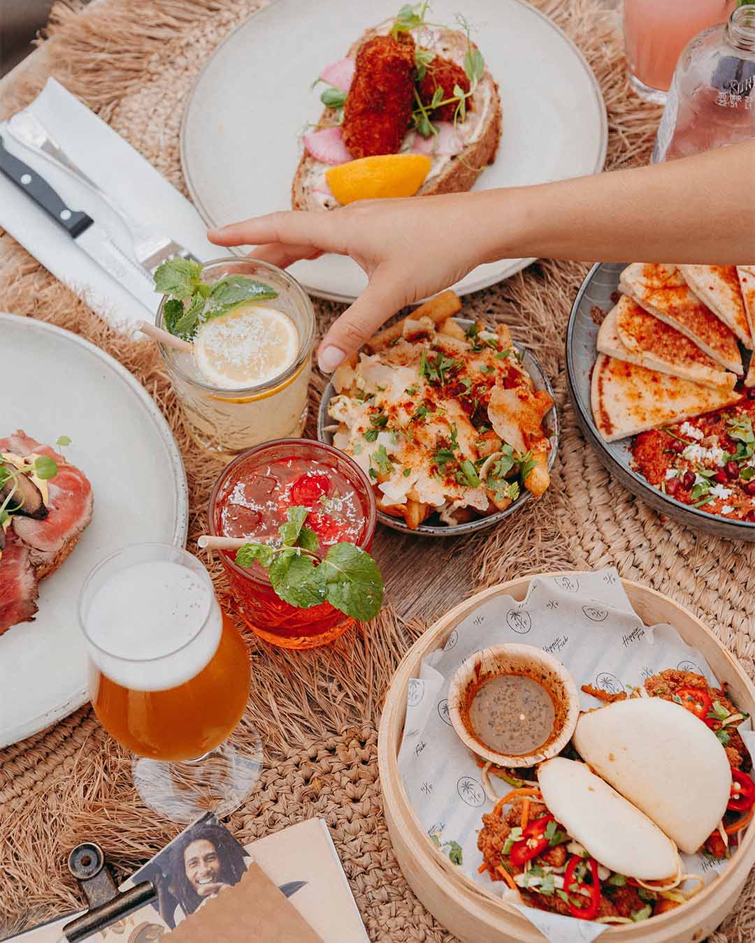 Bovenaanzicht lunch met boa buns met kip, loaded fries en homemade lemonades