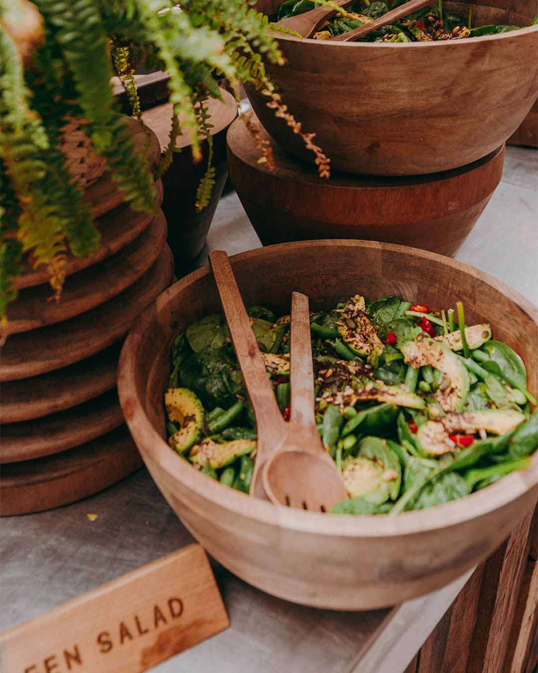 Saladebar met green salad
